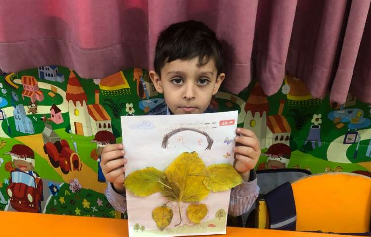 فعالیت مناسبتی:به مناسبت میانه‌ی پاییز با برگ‌های پاییزی شکلهای مختلف درست کردند 4