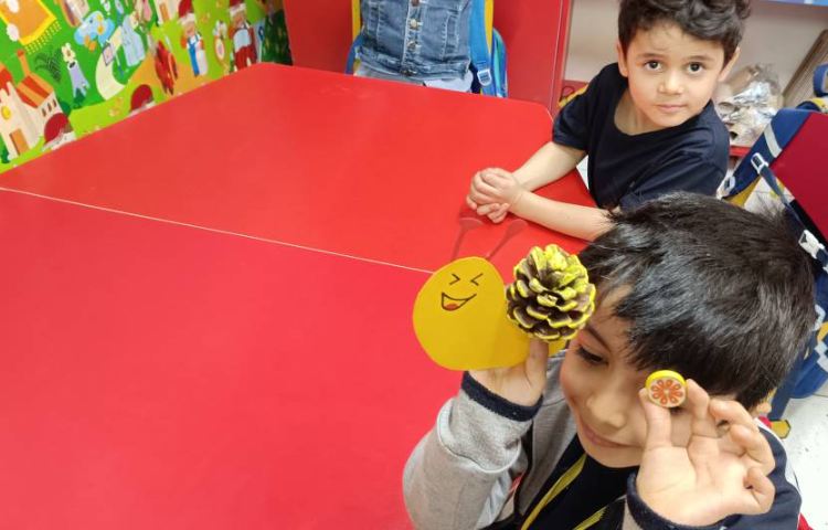 فعالیت مناسبتی (برای آشنایی بهتر با حروف (ن) حلزون درست کردیم.