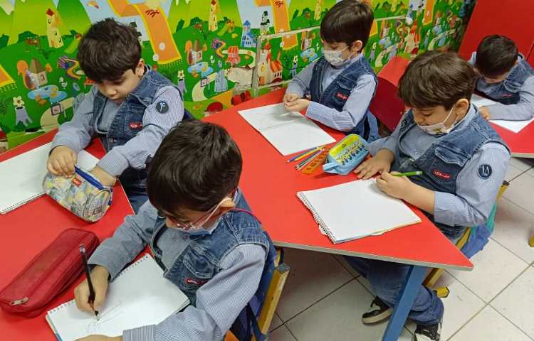 فعالیت مناسبتی ،به مناسبت نزدیک شدن به روز درختکاری دانش‌آموزان نقاشی کاشت نهال را انجام دادند . 2