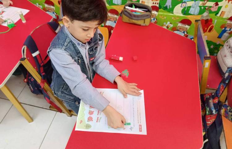 فعالیت مناسبتی .به مناسبت 22بهمن دانش‌آموزان پرچم را به صورت کلاژ درست کردند. 1