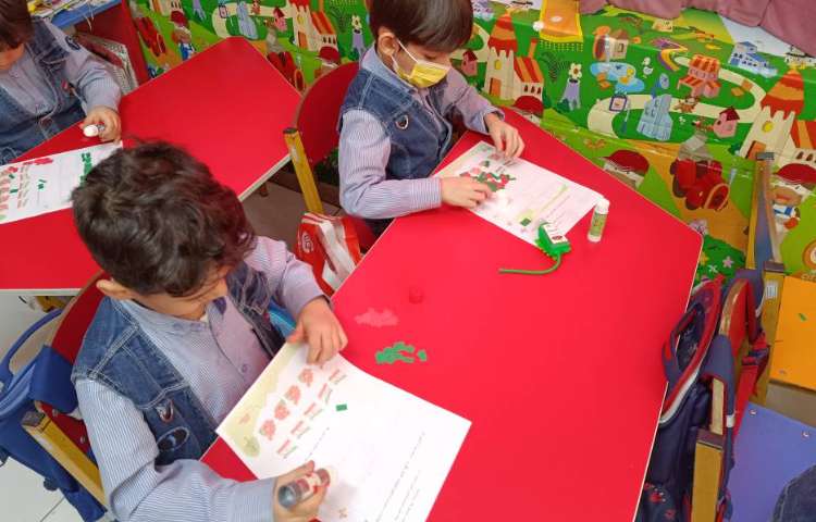 فعالیت مناسبتی .به مناسبت 22بهمن دانش‌آموزان پرچم را به صورت کلاژ درست کردند. 2