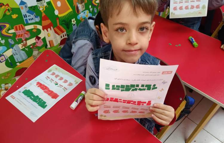 فعالیت مناسبتی .به مناسبت 22بهمن دانش‌آموزان پرچم را به صورت کلاژ درست کردند. 3