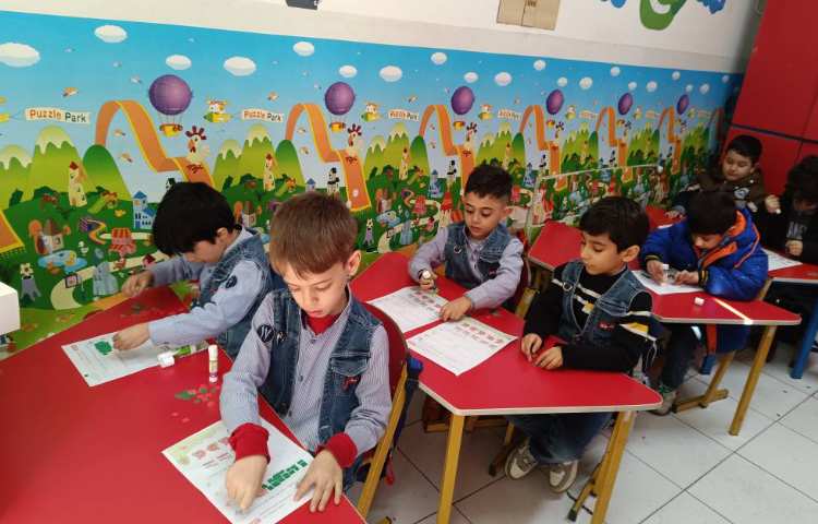 فعالیت مناسبتی .به مناسبت 22بهمن دانش‌آموزان پرچم را به صورت کلاژ درست کردند.