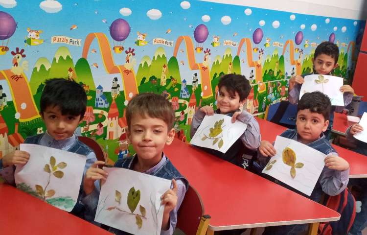 فعالیت مناسبتی بوسیله‌ی برگ کاردستی انجام دادند 1