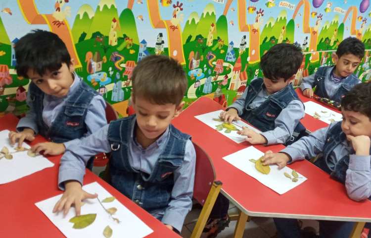 فعالیت مناسبتی بوسیله‌ی برگ کاردستی انجام دادند 2