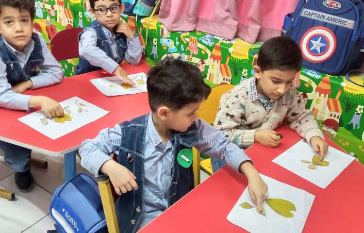 فعالیت مناسبتی بوسیله‌ی برگ کاردستی انجام دادند 3