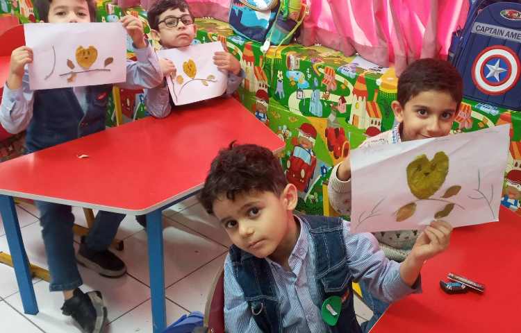 فعالیت مناسبتی بوسیله‌ی برگ کاردستی انجام دادند 5