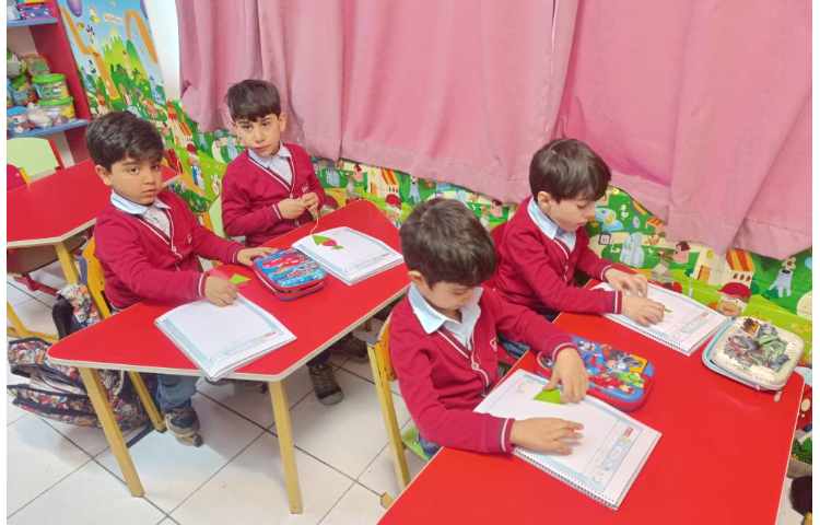 فعالیت مناسبتی ( درست کردن بستنی توت فرنگی) 2