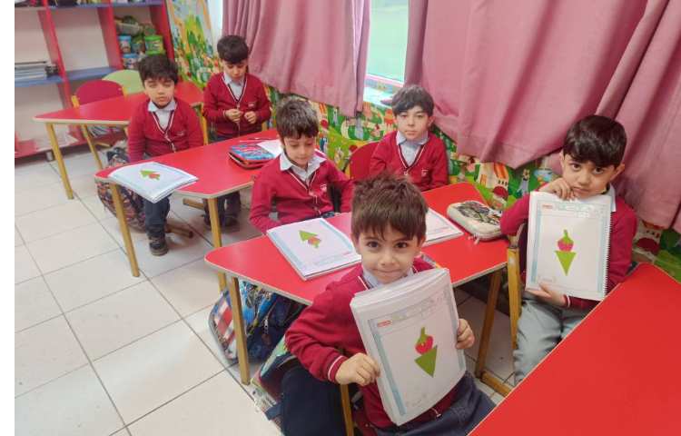 فعالیت مناسبتی ( درست کردن بستنی توت فرنگی) 3