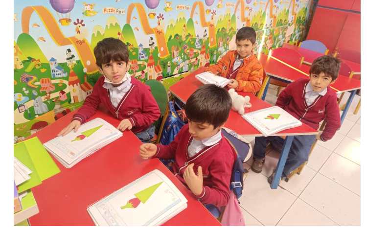 فعالیت مناسبتی ( درست کردن بستنی توت فرنگی) 4