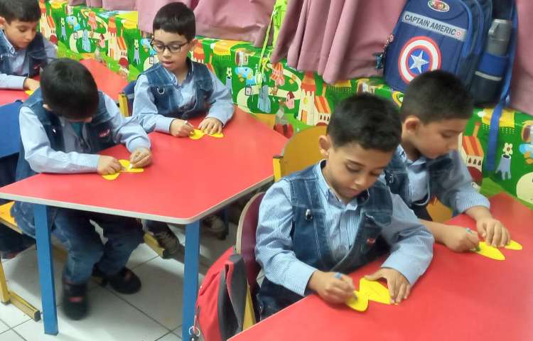 فعالیت مناسبتی( درست کردن پروانه، نقاشی کردن و در آخر چسباندن شکلات) 2