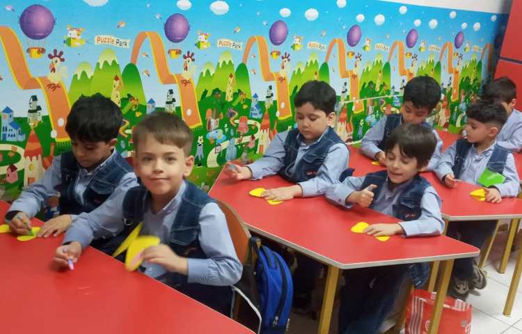 فعالیت مناسبتی( درست کردن پروانه، نقاشی کردن و در آخر چسباندن شکلات) 3