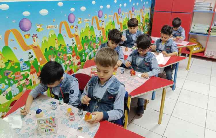 فعالیت مناسبتی (رنگ کردن تخم مرغ سفالی)