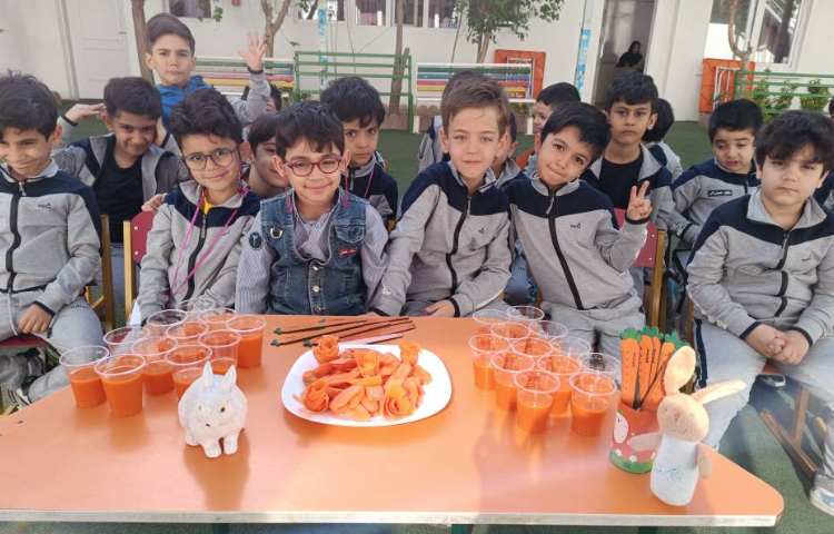 فعالیت مناسبتی ،روز هویج دانش‌آموزان آب‌هویج نوش جان کردند و هدیه دریافت کردند. 1