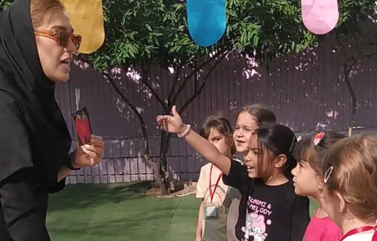 فعالیت های کلاسی خلاق زبان انگلیسی دبستان پرتوعلوی شیراز 1