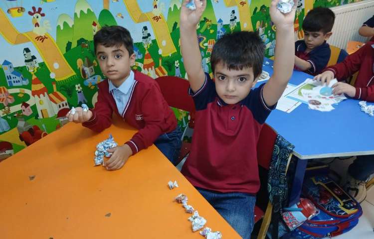 «فعالیت پاره کردن، برش زدن و گوله کردن کاغذ با هدف تقویت مهارت‌های دست‌ورزی.» 1