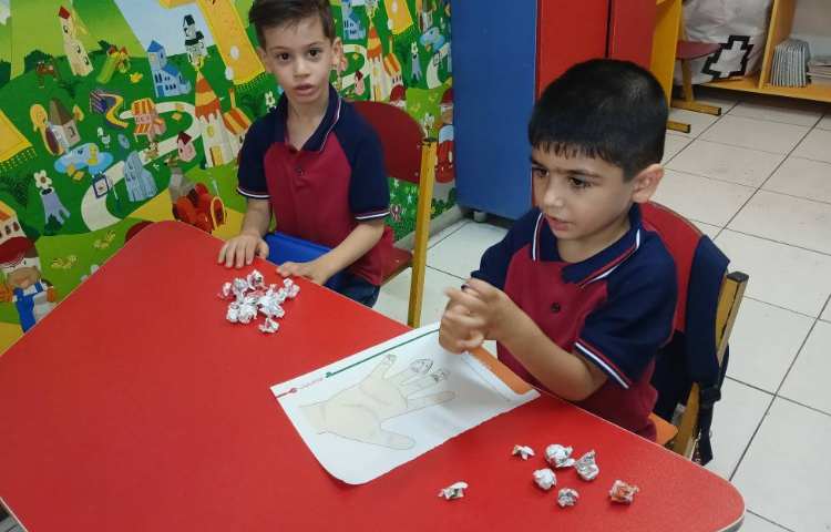 «فعالیت پاره کردن، برش زدن و گوله کردن کاغذ با هدف تقویت مهارت‌های دست‌ورزی.» 2