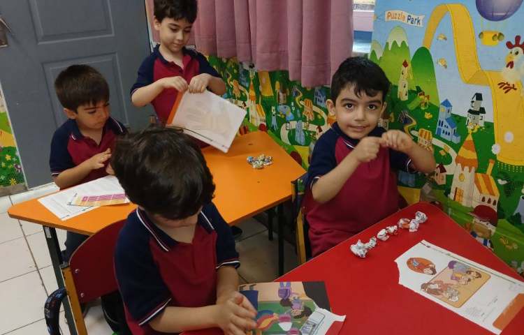 «فعالیت پاره کردن، برش زدن و گوله کردن کاغذ با هدف تقویت مهارت‌های دست‌ورزی.» 3