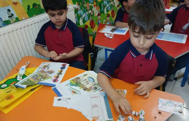 «فعالیت پاره کردن، برش زدن و گوله کردن کاغذ با هدف تقویت مهارت‌های دست‌ورزی.» 4