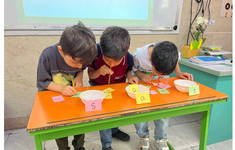 فعالیت کلاسی جهت مرور حروف و لغات مرتبط با فونیکس 1 3