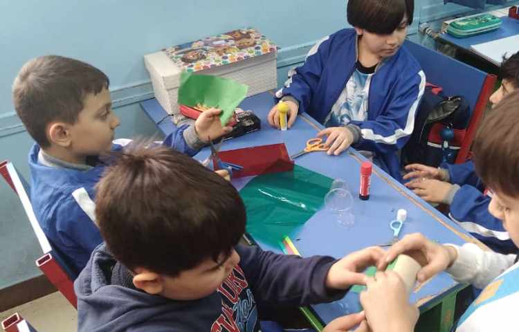 فعالیت گروهی با موضوعی ساخت یک وسیله با وسایل دور ریز 1