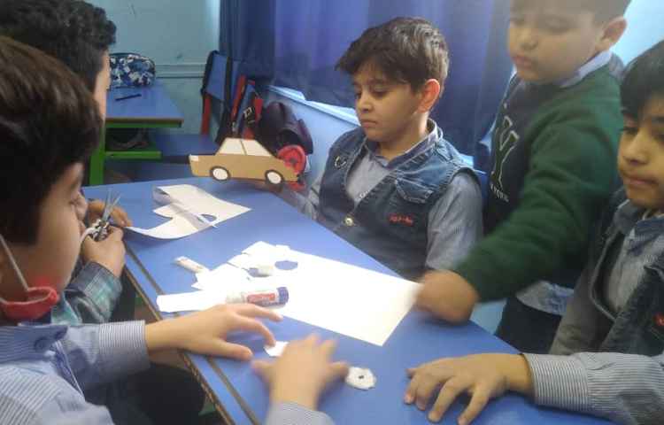 فعالیت گروهی با موضوعی ساخت یک وسیله با وسایل دور ریز 2