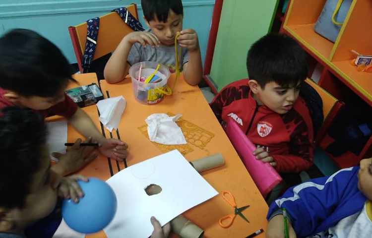 فعالیت گروهی با موضوعی ساخت یک وسیله با وسایل دور ریز 3