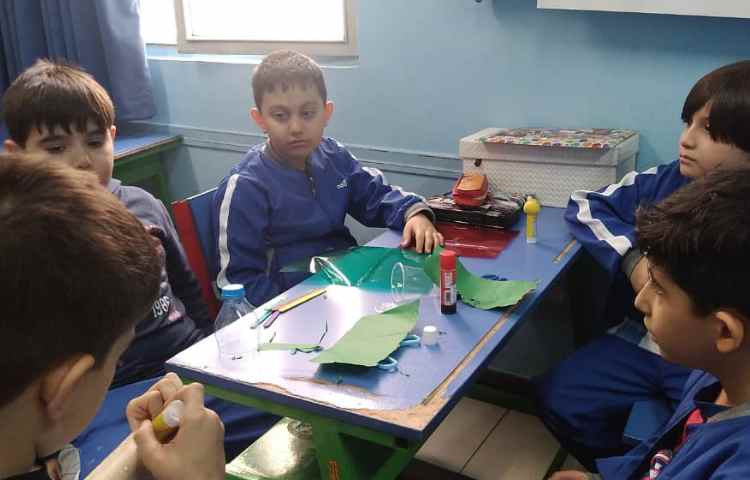 فعالیت گروهی با موضوعی ساخت یک وسیله با وسایل دور ریز 4