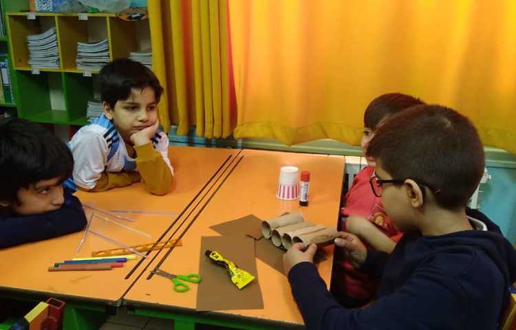 فعالیت گروهی با موضوعی ساخت یک وسیله با وسایل دور ریز 5