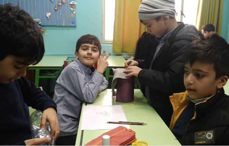 فعالیت گروهی با موضوعی ساخت یک وسیله با وسایل دور ریز 6