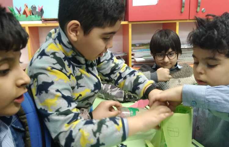 فعالیت گروهی با موضوعی ساخت یک وسیله با وسایل دور ریز 7