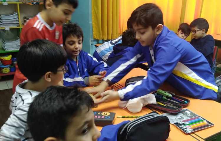 فعالیت گروهی با موضوعی ساخت یک وسیله با وسایل دور ریز