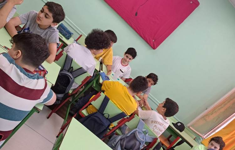 فعالیت گروهی دانش آموزان و بحث در مورد شاهکارهای هنری 1