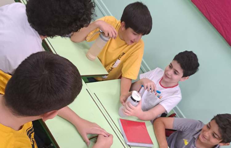 فعالیت گروهی دانش آموزان و بحث در مورد شاهکارهای هنری 2