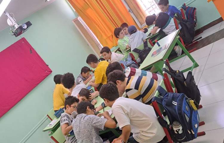 فعالیت گروهی دانش آموزان و بحث در مورد شاهکارهای هنری