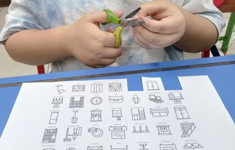 فعالیت -Freer practice Sticking symbols on floor plan . 1