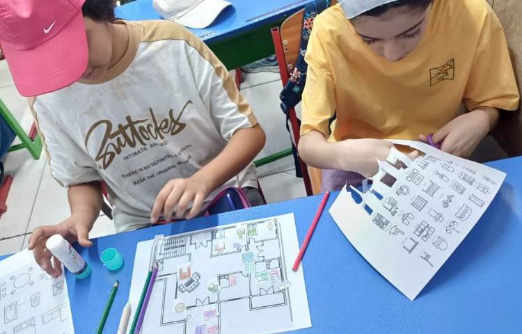 فعالیت -Freer practice Sticking symbols on floor plan . 2