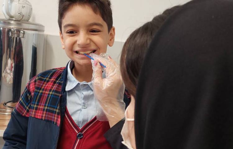 فلوراید تراپی با حضور کارشناسان مرکز بهداشت 1