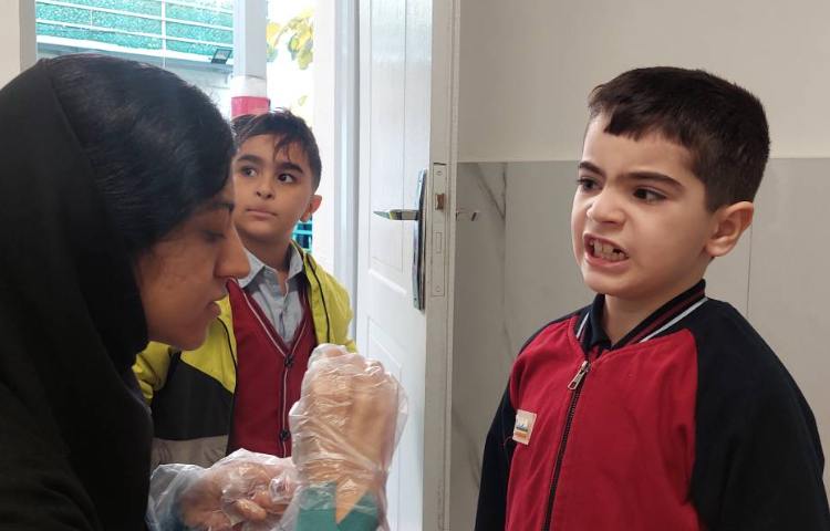 فلوراید تراپی با حضور کارشناسان مرکز بهداشت 12