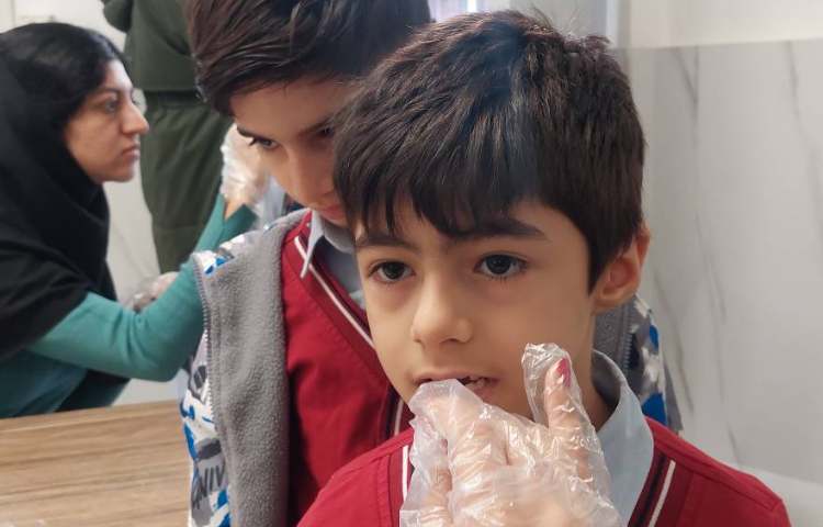 فلوراید تراپی با حضور کارشناسان مرکز بهداشت 13