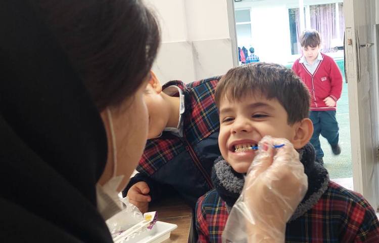 فلوراید تراپی با حضور کارشناسان مرکز بهداشت 14