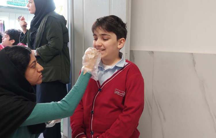 فلوراید تراپی با حضور کارشناسان مرکز بهداشت 2