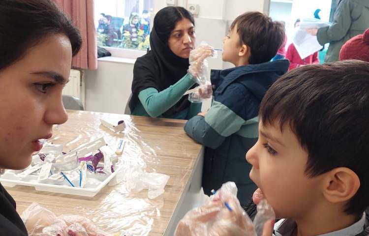 فلوراید تراپی با حضور کارشناسان مرکز بهداشت 5