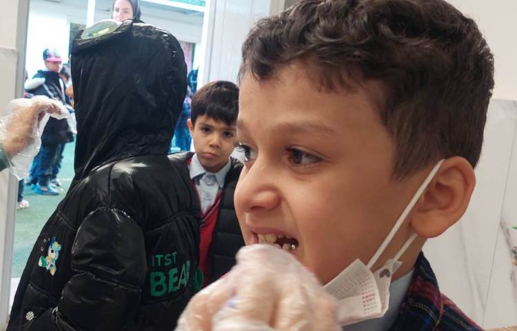 فلوراید تراپی با حضور کارشناسان مرکز بهداشت 7