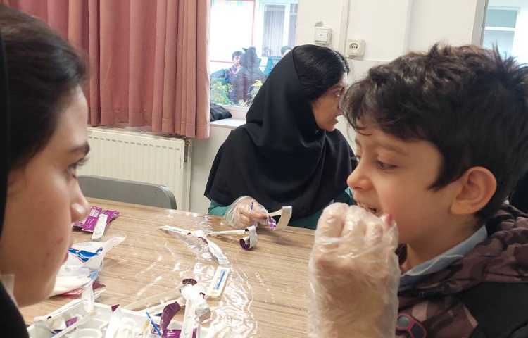 فلوراید تراپی با حضور کارشناسان مرکز بهداشت 8