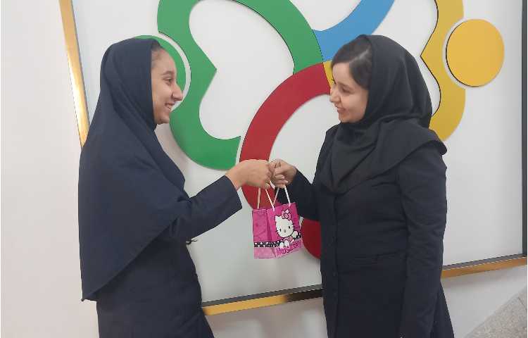 قدردانی دانش آموزان از دبیر زبان خانم قادری 2