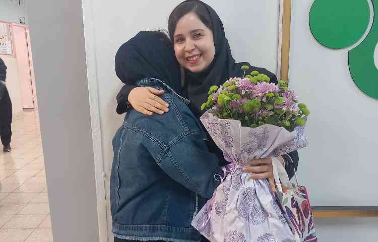 قدردانی دانش آموزان از دبیر زبان خانم قادری 3