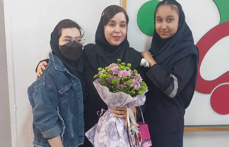قدردانی دانش آموزان از دبیر زبان خانم قادری