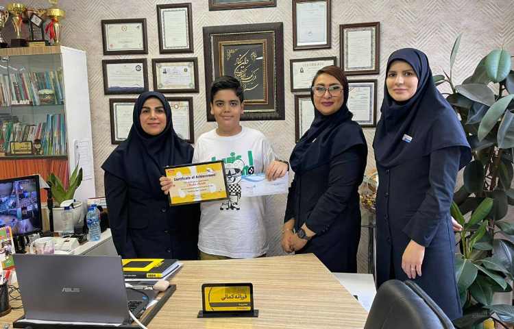 قدردانی و اهدای لوح تقدیر و جایزه به پسر توانمندمان جناب آقای صدرا زیرکی قهرمان مسابقه spelling bee