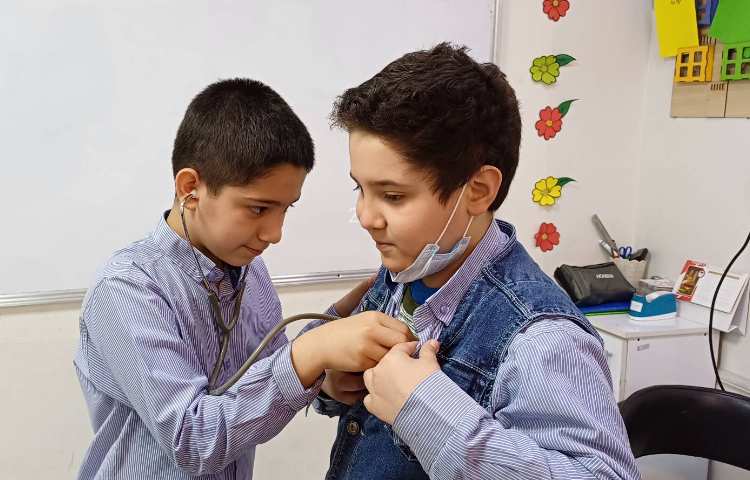 قسمتی از درس بدن 2 تدریس شد و فعالیت صدای قلب و نبض انجام شد 2